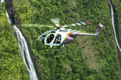 Erlebe den wind bei einem türen-off hubschrauberflug über kauais na pali küste, waimea canyon & wasserfälle. inkl. abholung, lokalem pilot und voller 60-minütiger flugzeit.