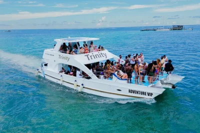 Erlebe punta cana auf einer partyboot-tour mit schnorcheln, open bar, live-dj und lokalen cocktails. inklusive hin- und rücktransfer und guide.