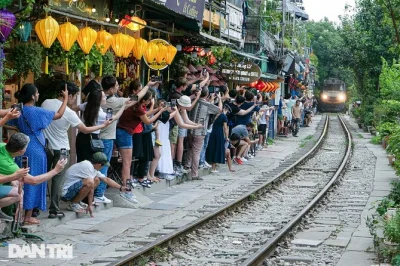 Descubre el old quarter de hanoi con comida callejera, rincones secretos y la emoción de train street. incluye degustaciones, café de huevo y guía local en grupos pequeños.