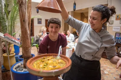 Erlebe marrakesch hautnah: koch einen tajine im riad, schlendere mit einem lokalen koch durch die souks und genieße dein essen im ruhigen innenhof. kleine gruppe, inklusive mittagessen.