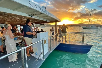 Disfruta de vino espumoso mientras navegas por pioneer bay desde airlie beach, observa tortugas cerca de pigeon island y saborea una tabla de antipasto en un relajado catamarán al atardecer con recog