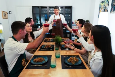 Découvrez madrid en cuisine : apprenez à préparer une paella au feu de bois, réalisez une sangria aux 11 ingrédients et partagez des tapas avec les locaux. dégustations et guide inclus.