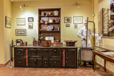 Descubra o museu na casa onde nasceu escoffier em villeneuve-loubet, explore 10 salas culinárias únicas, veja menus históricos e esculturas de chocolate. entrada flexível.