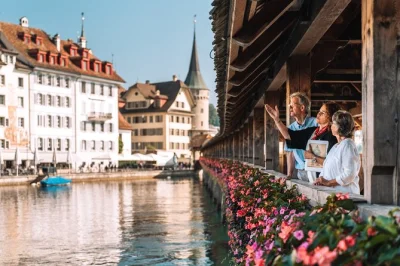Descubre luzern en un tour guiado a pie: pasea por el puente de la capilla, explora las plazas del casco antiguo y escucha historias locales en grupo reducido.