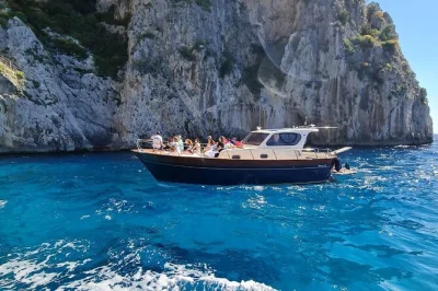 Abfahrt von sorrent nach capri mit boot, schwimmen bei den faraglioni, besuch der blauen grotte und frisches obst an bord. inklusive getränke und lokaler guide.
