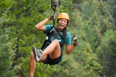 Erlebe die längsten ziplines colorados in den rocky mountains mit lokalen guides, malerischen wanderungen und kompletter sicherheitsausrüstung. snacks und fotos inklusive.