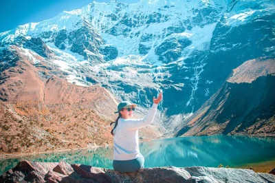 Früh aufstehen in cusco für eine geführte tagestour zum humantay-see. wanderung mit lokalem guide, frühstück und mittagessen mit bergblick inklusive hoteltransfer.