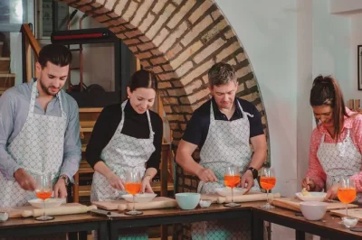 Em roma, aprenda com um chef local a fazer massa fresca e três clássicos spritz no centro da cidade. inclui receitas, drinks e aula prática guiada por especialista.