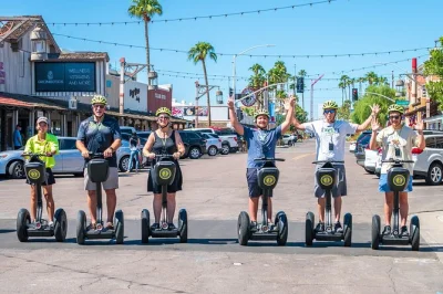 Explore old town scottsdale de segway, descubra o arts district, admire a vista do camelback mountain e receba dicas locais com seu guia. inclui água e capacete.