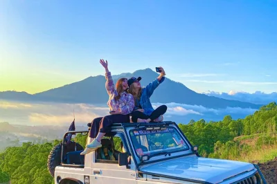 Vivi l’alba sul monte batur con un tour in jeep 4x4, esplora i campi di lava nera e gusta il caffè locale a kintamani. colazione, ingressi e guida inclusi.