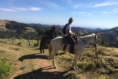 Sinta o ar da montanha em um passeio a cavalo privativo perto de paraty & cunha, com piquenique de sabores locais fresquinhos no belvedere. inclui transporte e guia.