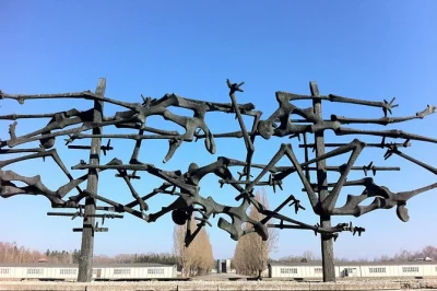 Besuche die gedenkstätte dachau mit einem zertifizierten privaten guide, zugfahrt ab münchen inklusive. erlebe persönliche geschichten, originale orte und kehre begleitet zurück.
