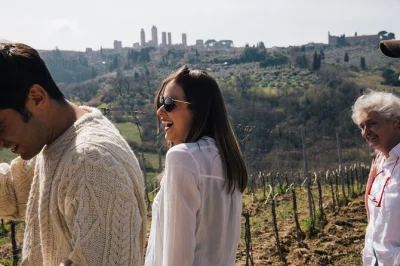 Descubra os ícones da toscana — pisa, siena, san gimignano — com almoço e degustação em vinícola no chianti. inclui transporte de florença e passeio guiado em siena.