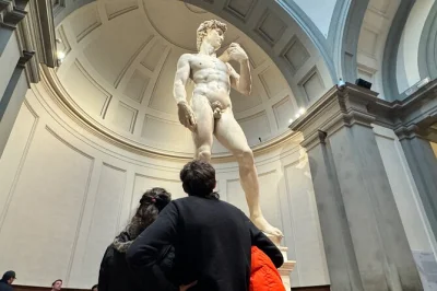 Descubra a florença renascentista com um tour privado na galeria accademia. veja de perto o david de michelangelo, ouça histórias incríveis do guia e aproveite entrada com horário marcado.