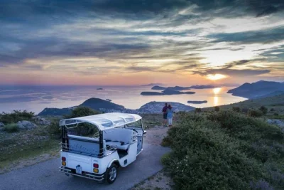 Découvrez dubrovnik en e-tuk tuk électrique au coucher du soleil, avec arrêts panoramiques, guide local et un verre de vin. prise en charge et retour inclus.
