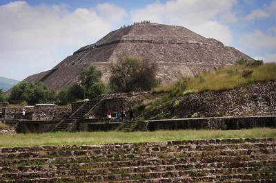 Descubre ciudad de méxico en un tour guiado a teotihuacan y la basílica de guadalupe, con transporte, guía local y almuerzo tradicional incluido.