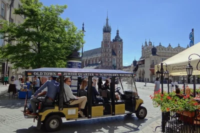 Erlebe krakau entspannt per golfcart durch altstadt, kazimierz & ghetto mit audioguide und fotostopps bei schindlers fabrik. abholung inklusive.