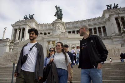 Explore o centro histórico de roma com guia local, visite a fontana di trevi, o panteão e a piazza navona. tour em grupo pequeno com os principais pontos da cidade.