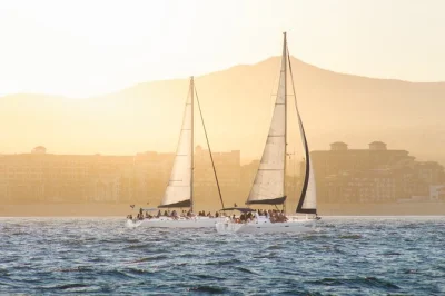 Los cabos sonnenuntergangs-yacht mit offener bar, leichten snacks und hoteltransfer. genieße die fahrt vorbei an el arco und dem lover’s beach.