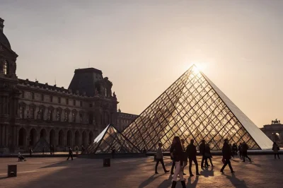 Découvrez le louvre au calme à la fermeture, admirez la mona lisa de près sans la foule, et explorez les chefs-d’œuvre avec un guide historien d’art. accès coupe-file inclus.