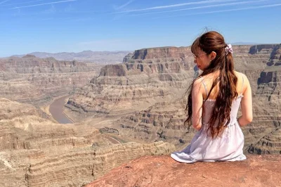 Viva a emoção do grand canyon skywalk, caminhe pela hoover dam com guia e aproveite um almoço picnic — tour em grupo pequeno saindo de las vegas com todas as taxas inclusas.