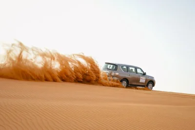 Erlebe dubais rote sanddünen hautnah, genieße bbq unter sternenhimmel und spannende live-shows. inkl. 4x4 abholung, kamelritt & lokale spezialitäten.