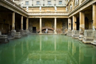 Descubre los baños romanos de bath, pasea por el circus y royal crescent, y escucha historias locales en un tour en grupo pequeño con guía experto—entrada incluida.