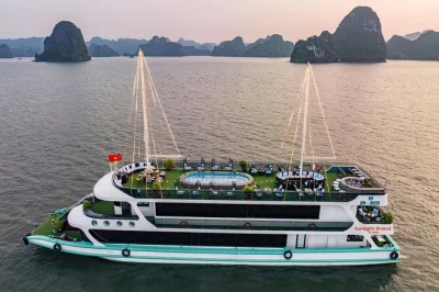 Disfruta de un día en bahía de halong con vistas entre la niebla, baño en la isla titop, kayak en la cueva luon y un buffet de mariscos con fiesta al atardecer. incluye comida y guía.