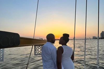 Erlebe eine private felucca-dinnerfahrt auf dem nil in kairo mit hotelabholung, auf wunsch blumen oder kuchen und einer entspannten zweistündigen fahrt bei sonnenuntergang oder abends. flexible zeite