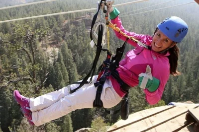 Erlebe den adrenalinkick bei der seven falls zipline-tour in colorado springs mit hängebrücken, 55 m abseilen und lokalen guides. inklusive abholung & kompletter ausrüstung.