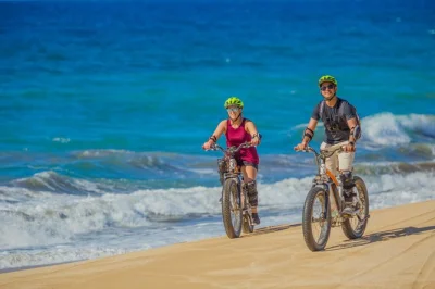Los cabos erleben: mit dem e-bike durch kakteenpfade zur einsamen küste, danach tequila-verkostung und mexikanisches buffet direkt am meer. abholung inklusive.
