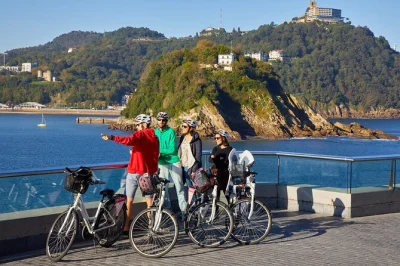 Erlebe den baskischen geist bei einer e-bike-tour durch san sebastian – radle entlang stränden, palästen und lokaler kunst mit kleinem guide-team. fahrrad und helm inklusive.