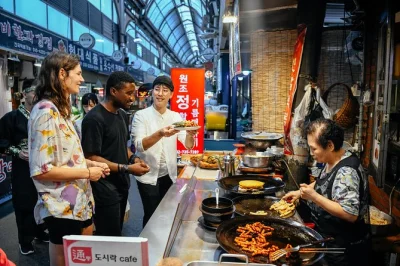 Scopri i sapori di seoul con un tour privato tra 10 degustazioni, i luoghi più iconici e una guida locale esperta di cibo. opzioni vegetariane e orari flessibili inclusi.