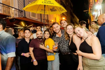 Erlebe lissabons nachtleben mit pubcrawl durch bairro alto & pink street, inklusive open bar, gratis-shots und vip-einlass ohne wartezeit. inkl. coolem t-shirt.