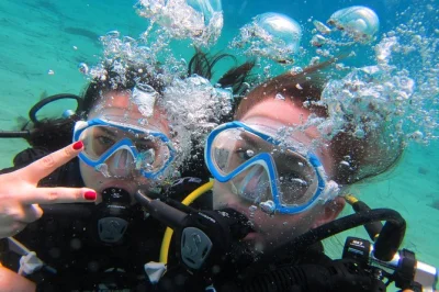 Découvrez la plongée pour débutants à mykonos sur le récif de lia, accompagné par un moniteur padi. matériel, photos sous-marines et assurance dan inclus pour une expérience en toute sérénit