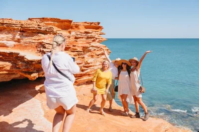 Broome erleben: rote klippen, perlen-geschichte und open-air-kino auf entspannter bustour mit lokalem guide, hotelabholung und kühlen tüchern inklusive.