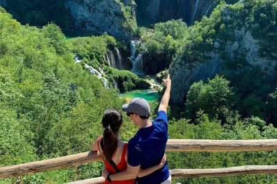 Descubre los lagos de plitvice en croacia con esta excursión guiada desde split, con recogida en hotel, senderismo, paseo en barco por los lagos inferiores y tiempo para almorzar en un restaurante lo