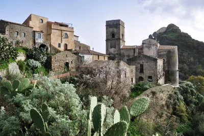 Plongez dans l’histoire cinématographique de la sicile avec une journée depuis messine vers savoca et taormina. découvrez les lieux cultes du parrain, flânez sur le corso umberto, avec guide et 