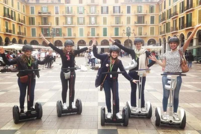 Découvrez palma en segway, avec un guide local, en visitant la cathédrale, le palais royal, les bains arabes et plus encore. casque et segway inclus.