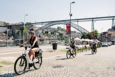 Scopri porto in e-bike attraversando il ponte dom luis i, ammirando le piastrelle di são bento e fermandoti alla torre dos clérigos. include e-bike e guida.