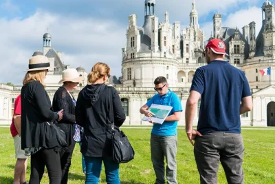 Découvrez les plus beaux châteaux de la vallée de la loire, savourez des vins locaux et flânez dans le village médiéval d’amboise lors d’une excursion en petit groupe au départ de paris, bi