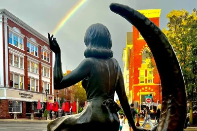 Erlebe salem bei einem spaziergang mit einer echten historikerin und hexe. entdecke die schauplätze der hexenprozesse von 1692, höre spannende geschichten und genieße eine familienfreundliche tour.