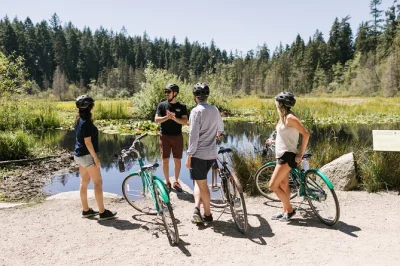 Erlebe frische luft im stanley park, radle entlang des seawalls, entdecke totempfähle und genieß den blick auf vancouver – kleine gruppe, guide, fahrrad & helm inklusive.