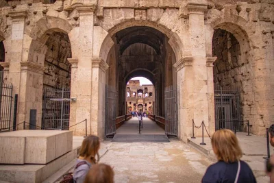 Explore o coliseu de roma entrando pela porta dos gladiadores, ouça histórias com guia local e visite o arco de constantino. entrada rápida incluída.