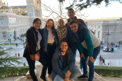 Découvrez le cœur de madrid lors d’une balade historique : flânez sur la plaza mayor, goûtez au marché san miguel et admirez le palais royal. guide local inclus.