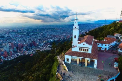 Vivi bogotá con un tour a piedi a monserrate: salita in funicolare, assaggia specialità colombiane e ascolta storie da una guida locale. biglietti andata e ritorno inclusi.