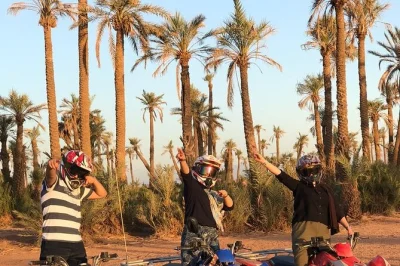 Erlebe das abenteuer quadfahren in der wüste von marrakesch, durch palmenhaine und berberdörfer. inklusive hoteltransfer und ortskundigem guide für einen entspannten tag.