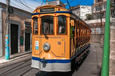 Salite sul tram storico di rio, esplorate le stradine acciottolate di santa teresa, scendete la scalinata selarón e assaporate il caffè alla confeitaria colombo. include il pick-up.