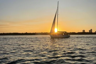Veja o pôr do sol na gold coast em um passeio de vela de 2 horas. deguste espumante, aproveite petiscos e aviste golfinhos em grupo pequeno. bebidas inclusas.