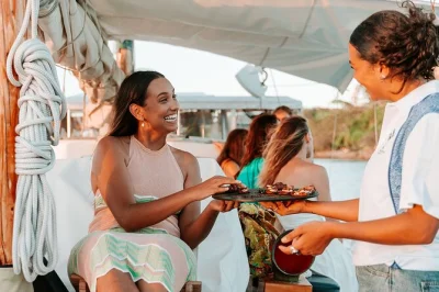 Descubra a sunshine coast em um cruzeiro pelos canais de mooloolaba com petiscos nativos, histórias das primeiras nações e almoço fresco, tudo guiado por locais com vista para o rio.